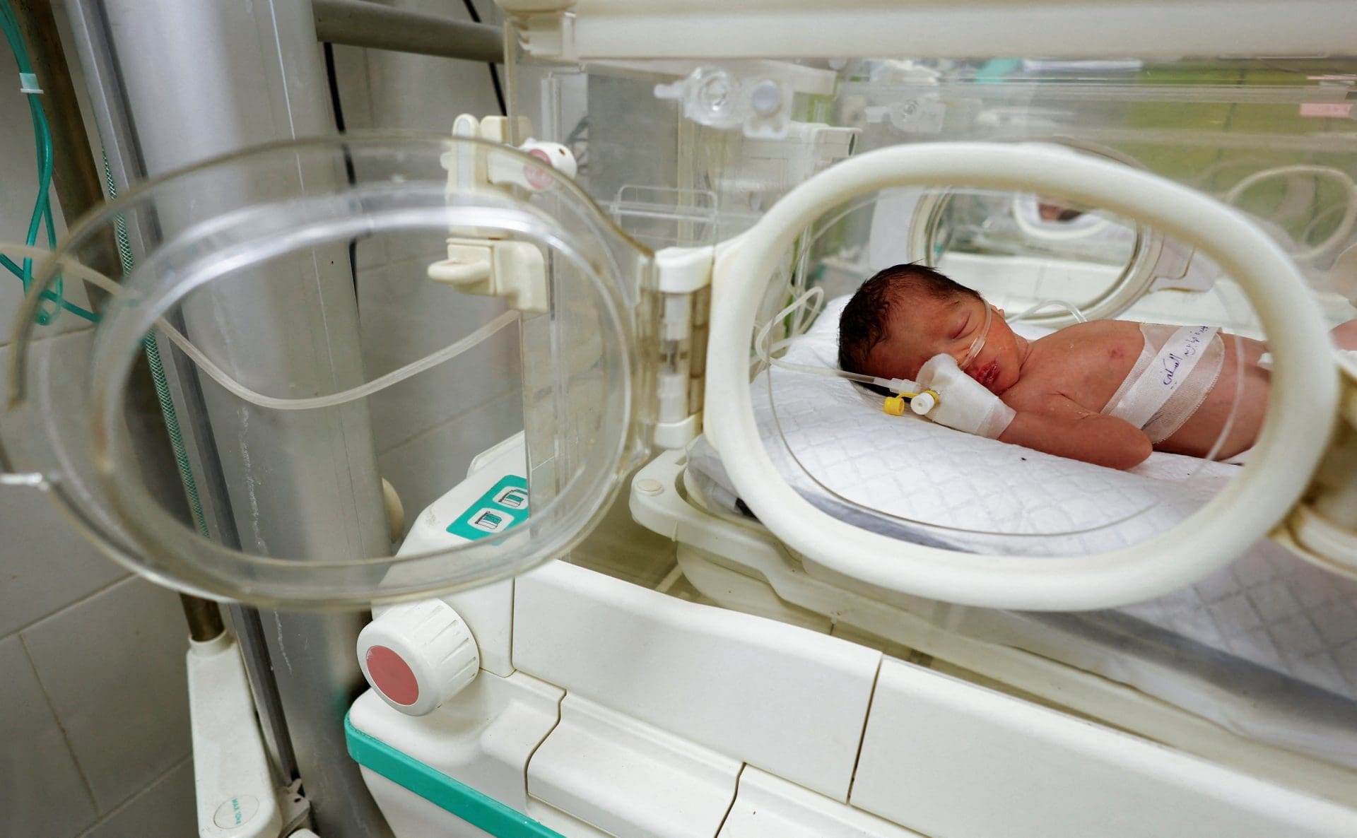 Bebê que foi retirada da barriga da mãe morta em Gaza morre